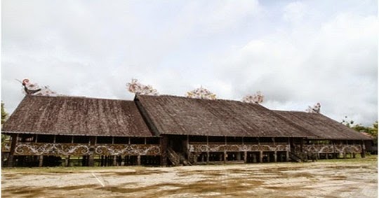 Rumah Adat Lamin Asal Suku Dayak Kalimantan Timur