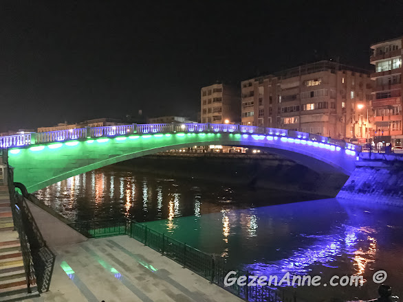 Asi nehrinin ve nehir üzerindeki ışıklandırılmış köprünün gece görüntüsü, Antakya Hatay
