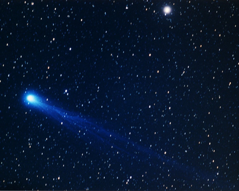 Комета марсдена. Комета хиякутаке. Комета де чезо. Комета лавджоя. Комету продают.