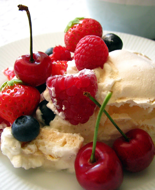 Pavlova aux fruits rouges : un dessert de printemps spécial maman recettes Pavlova aux fruits de saison