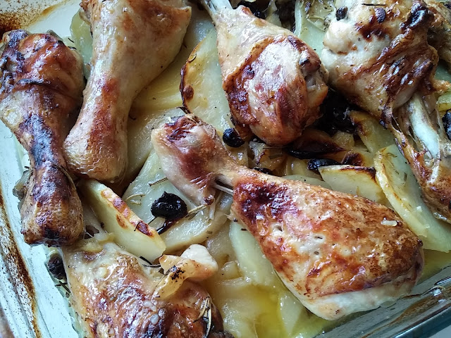 Jamoncitos de pollo al horno con manzana y pasas.
