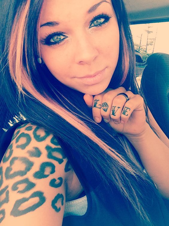 preciosa modelo con tatuaje de leopardo