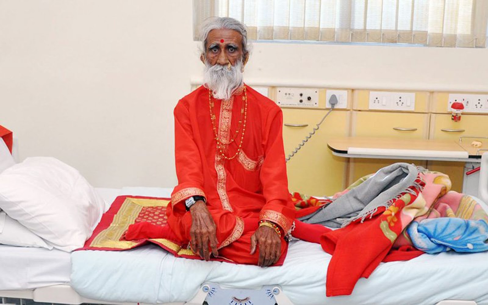 Человек прожил без пищи. Прахлад Джани. Индийский йог Джани Прахлад. Прахлад Джани святые Индии. Прахлад Джани 89-летний йог.