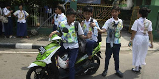 Inilah 12 Kenakalan Waktu SMA, Kalau Kamu Sering Melakukan Yang Mana Nih? Inilah 12 Kenakalan Waktu SMA, Kalau Kamu Sering Melakukan Yang Mana Nih?