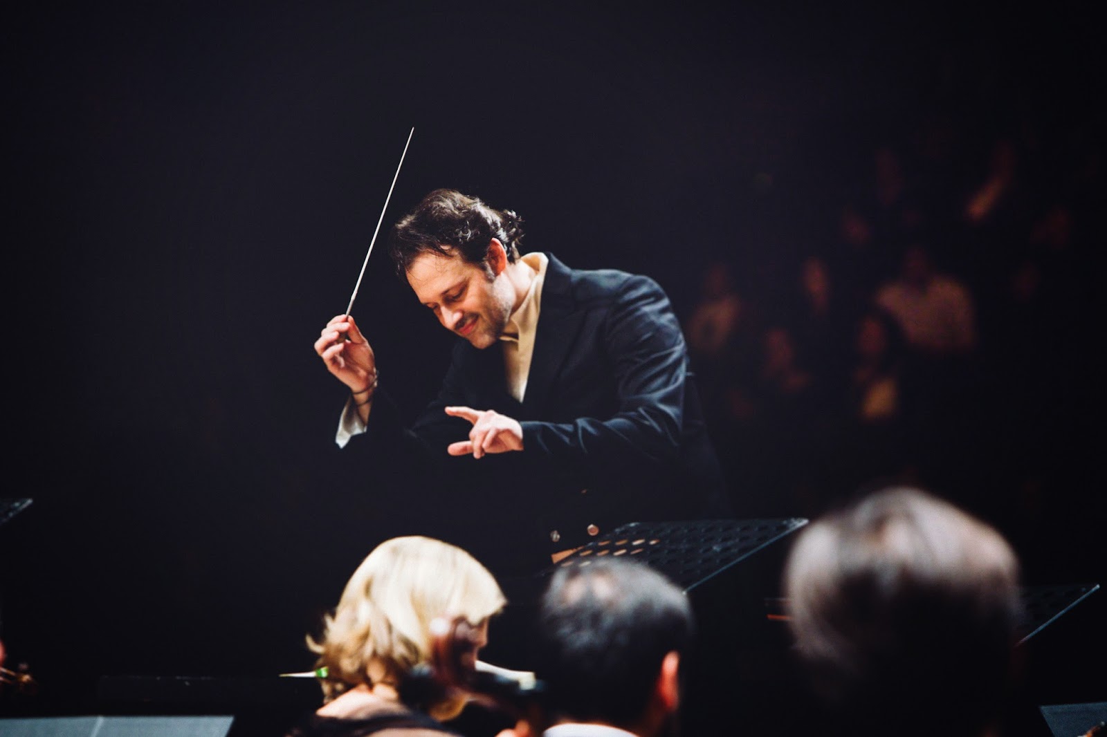 Sascha Goetzel conducting the Borusan Istanbul Philharmonic Orchestra in Haydn's The Seasons photo credit Ozge Balkan