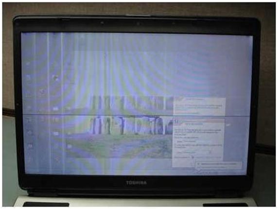 Сдвинут экран ноутбука. Телевизор самсунг рябит экран. Полосы на экране ноутбука. Полоса на мониторе компьютера вертикальная. Полосы на матрице ноутбука.