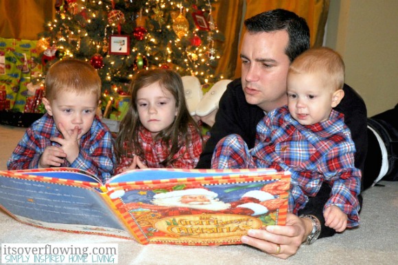 Reading a Favorite Christmas Story {Holiday Photo Tips & Ideas}