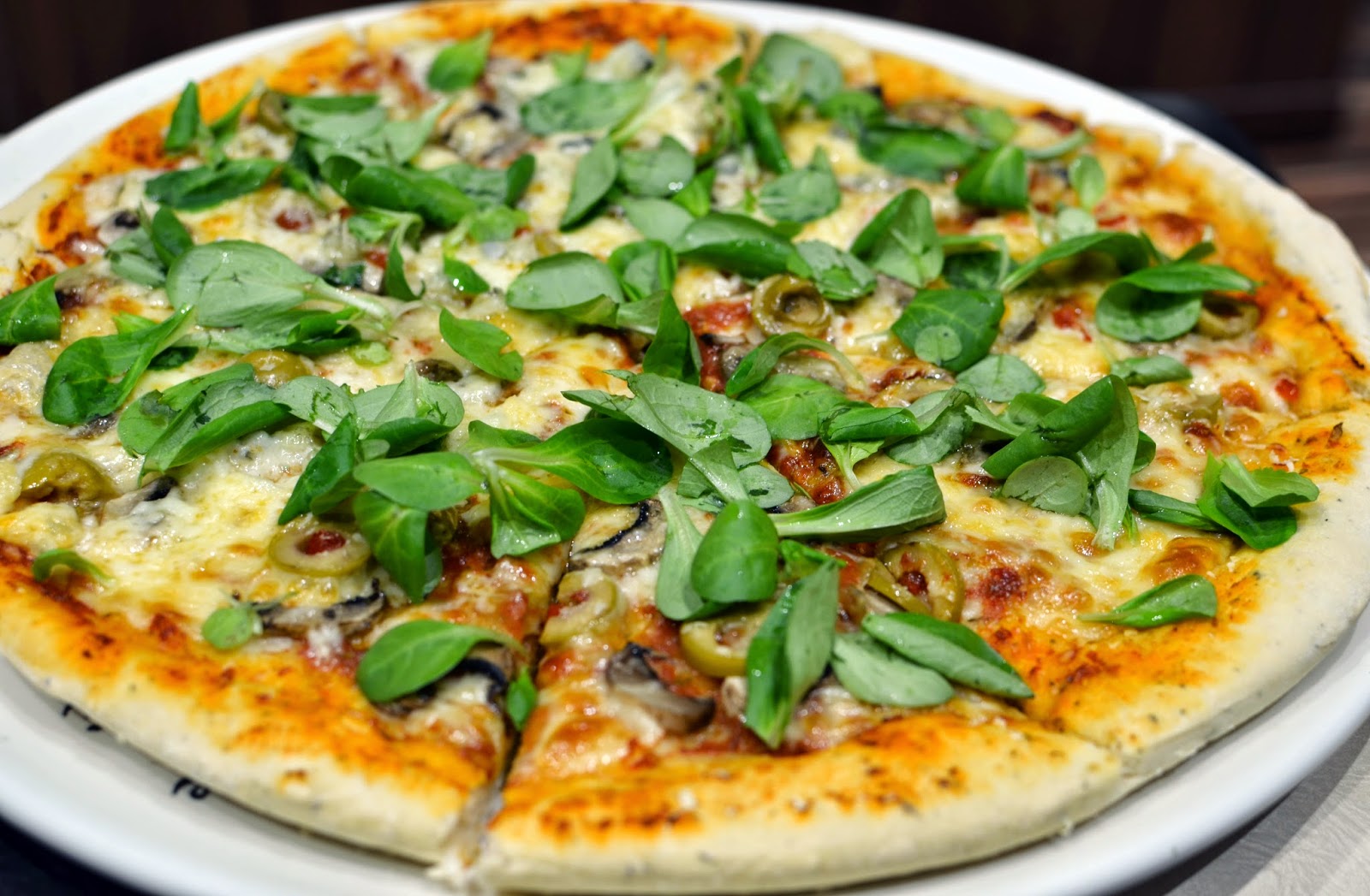 Pizza cu prosciutto și gorgonzola