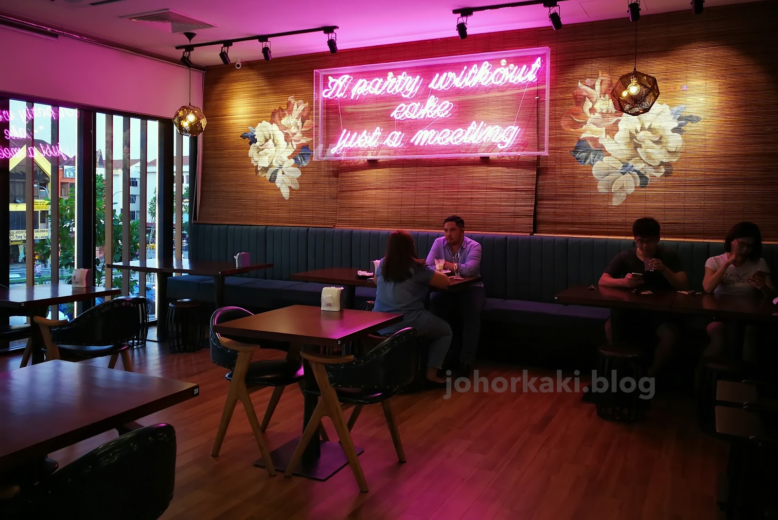 Moonlight Cake House's Seri Alam outlet. Prettiest Cafe in Johor now