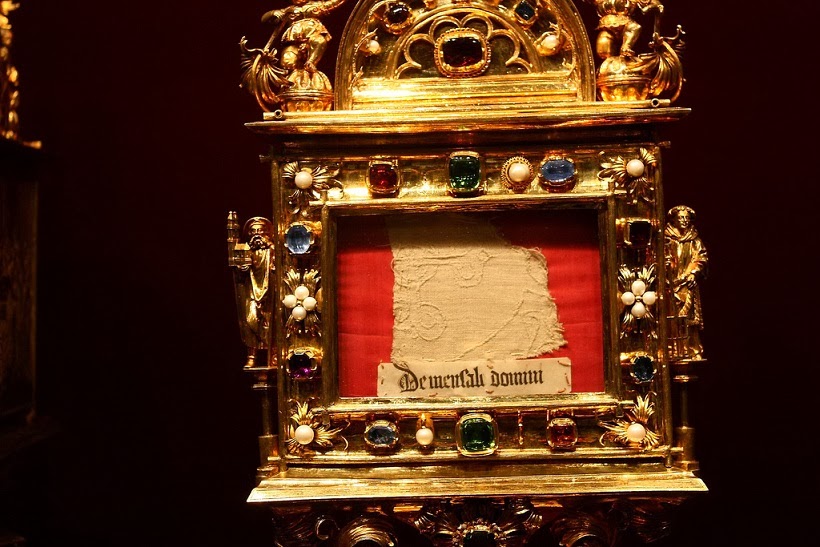 Τα χριστολογικά υφασμάτινα λείψανα του Αυτοκρατορικού Θησαυρού της Βιέννης http://leipsanothiki.blogspot.be/