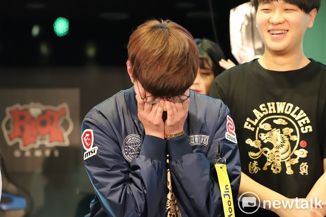 昨（25）日《英雄聯盟》台港澳LMS聯賽是閃電狼主場日，賽後更舉行了有趣的活動，其中在「ＯＸ狼大考驗」環節時，MMD遭到Maple背叛直接出局，逗得現場粉絲捧腹大笑。