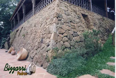 Base de pedra da sede da Casa da Fazenda Morumbi, construída com pedra moledo