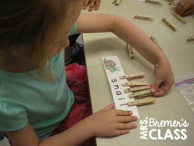FREE Bug Clip Cards: These clip cards are a fun, tactile, hands-on way for students to practice letter matching and vocabulary words! #kindergarten #literacy #bugs #centers