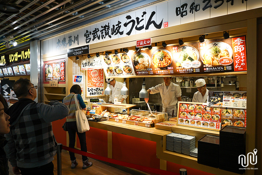 ร้านอาหารใน food court ที่ Narita Airport Terminal 3
