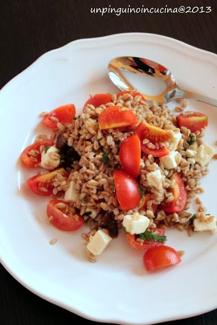 farro con fichi secchi, pomodorini e feta