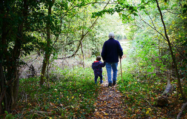 Nonno e nipote a passeggio