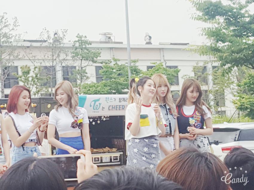 오늘자 트와이스의 팬 역조공 (feat.명패) | 인스티즈