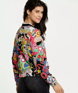 Estilo jovem Jaqueta Feminina Bomber Estampada Jaqueta feminina modelo bomber, confeccionado em tecido poliéster, estampa diferenciada. Possui manga longa, fechamento por ziper no entremeio, bolsos falsos laterais , forro, acabamento em ribana e costura no tom.