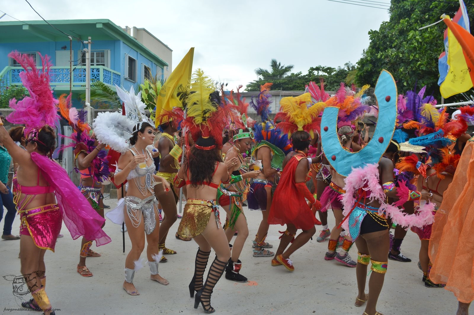 AZUL ¡CARNAVALDÍA DE LA INDEPENDENCIA DE BELIZE!