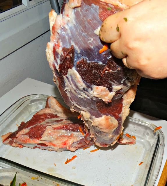 Tomar la carne de arriba y sacudir en vertical para que el relleno llegue bien hasta el fondo
