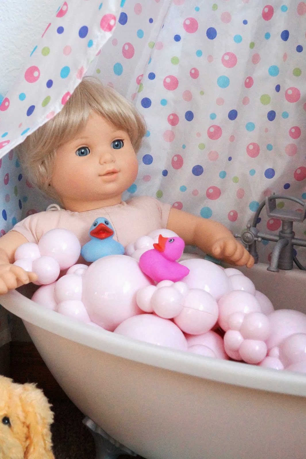 American Girl Doll Play Bath Time for Emma!