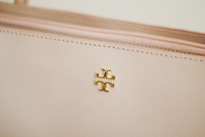 Review: Tory Burch York Saffiano Leather Buckle Tote - Elle Blogs