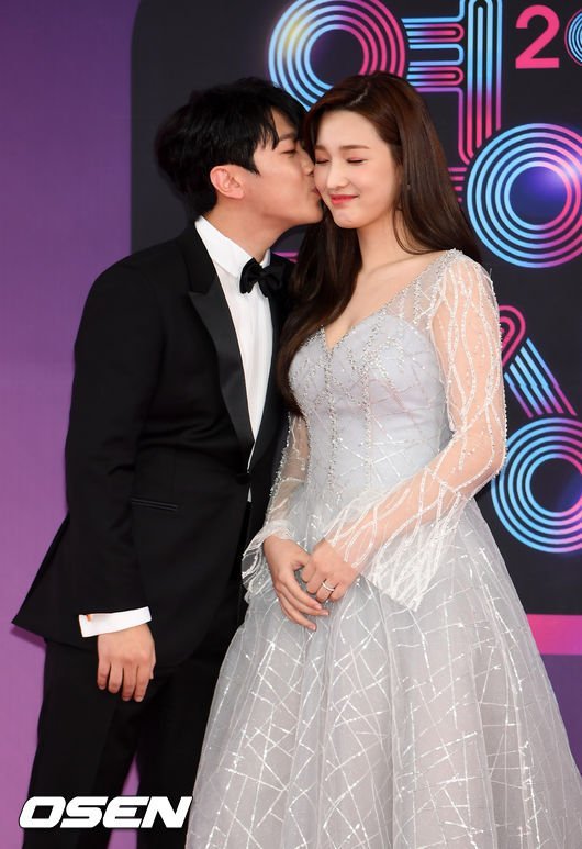Choi Minhwan ve Yulhee '2018 KBS Entertainment Awards' törenine birlikte katıldı