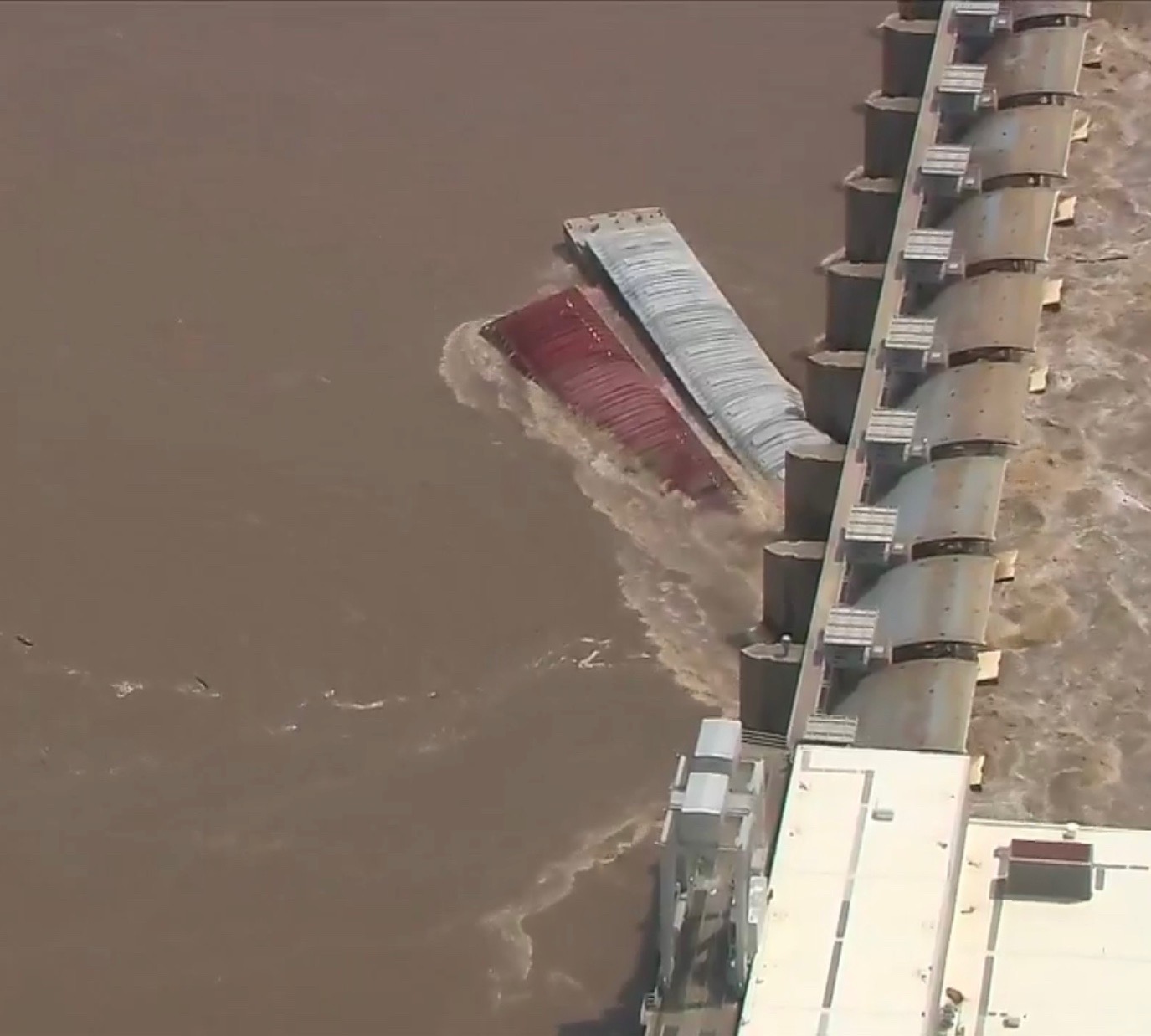 KXMX Local News Loose Barges Make Impact with bers Falls Dam