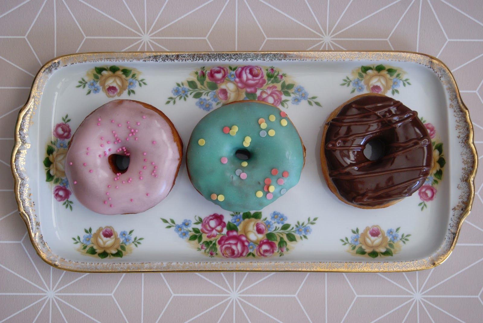 biscuit and buttercream: Bunte Donuts