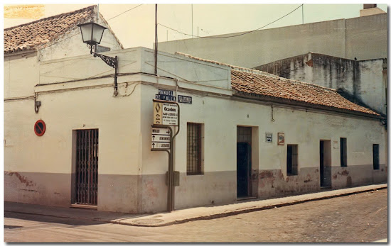 Antigua taberna de El Loreto esquina a la calle Castelar (Actual Manuel de Falla) con Antonia Díaz.- Hoy en su lugar en vez de una 'taberna', se encuentra una 'Cafetería Cervecería'.