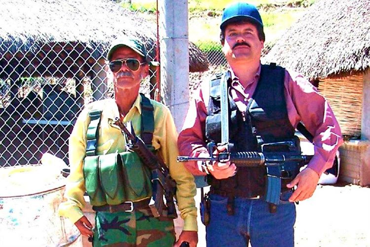 8 sene cezaevinde kalan El Chapo yetkili kişilerinde yardımı ile elbise arabasına gizlenerek kaçtı.