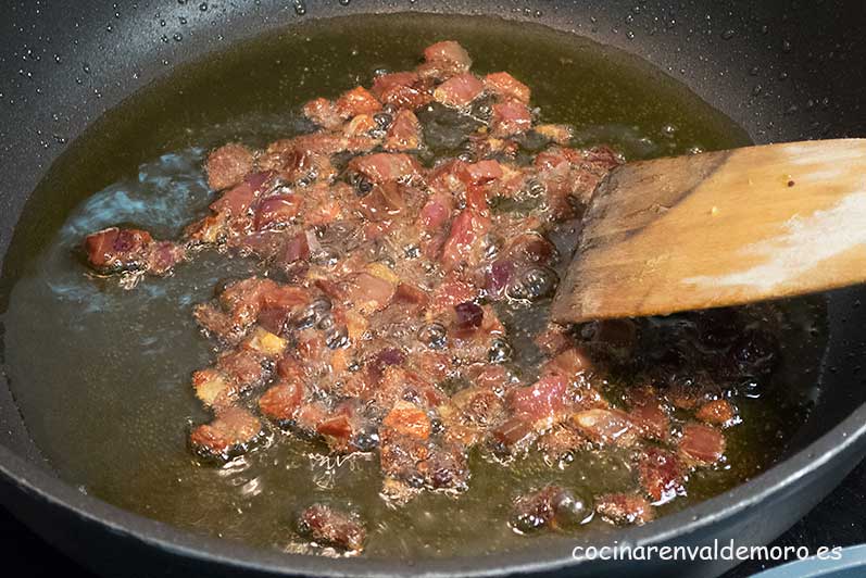 Sofriendo el jamón en taquitos