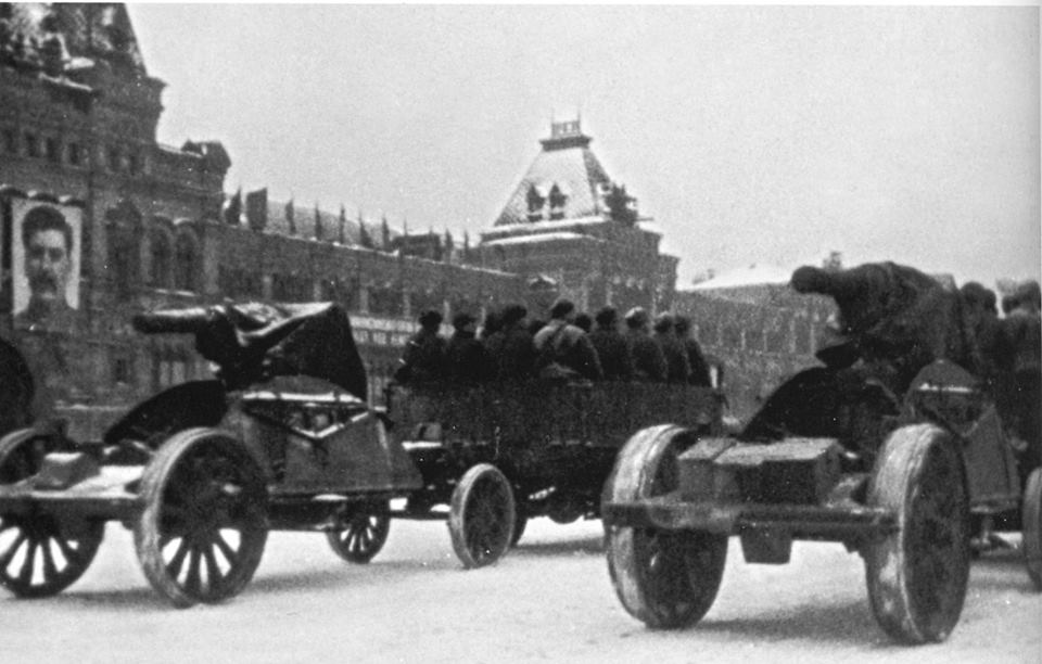Военный парадом 7 ноября 1941 г принимал. Парад 7 ноября 1941 года в Москве на красной площади. Военный парад 7 ноября 1941. Парад на красной площади 7 ноября 1941 г.. Битва за Москву 7 ноября 1941 года.