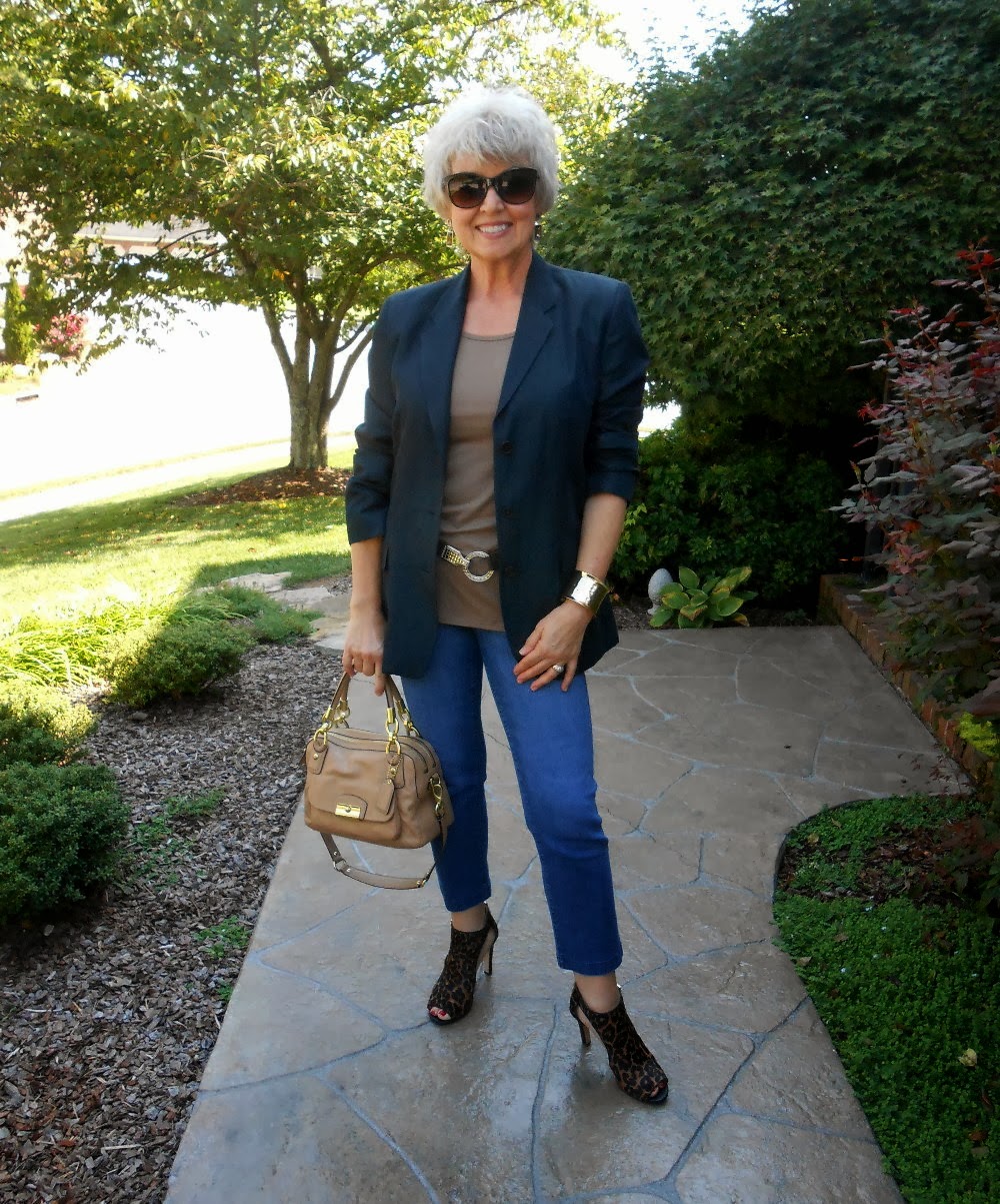 Джинсы после 50 лет женщинам. Женщина в джинсах в 40 лет. Джинсы для женщин за 50 лет. Джинсовая одежда для женщин за 50 лет.