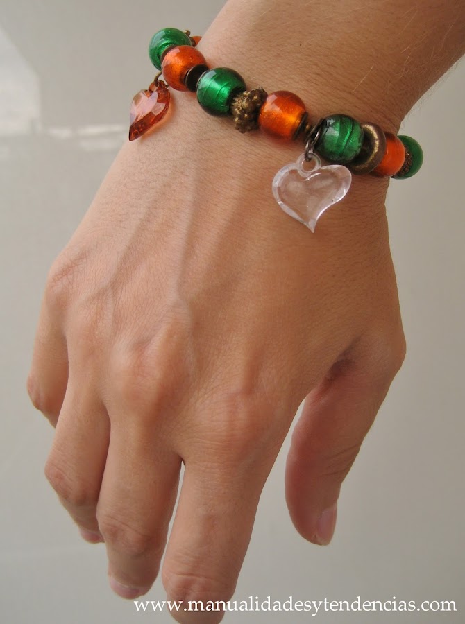 Pulsera de charms verde y naranja / Charms bracelet