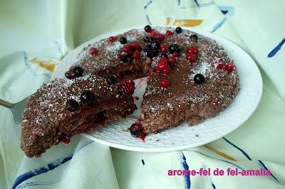 TORT RAW VEGAN CU CIOCOLATA NOIR, ULEI DE COCOS SI FRUCTE DE PADURE
