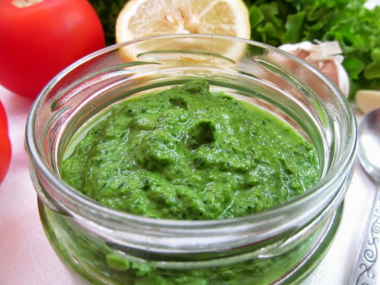 Заправка к овощному салату. Зеленый соус. Зеленый соус к рыбе. Зелёный соус для украшения блюд. Зеленый соус с рынка.