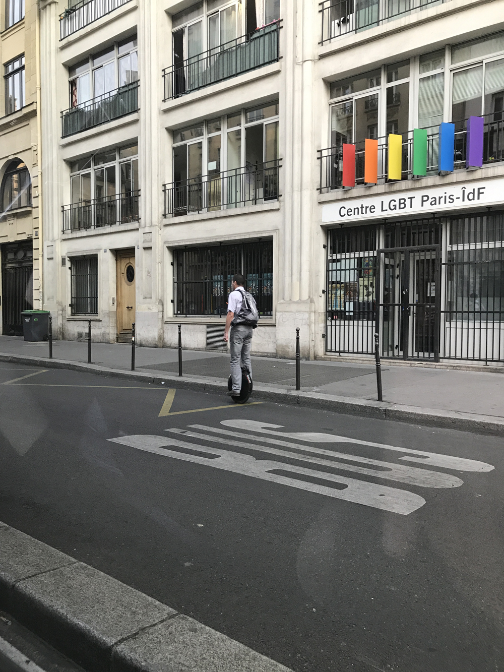 Yksi kuuma yö Pariisissa 26 Yksi kuuma yö Pariisissa 25