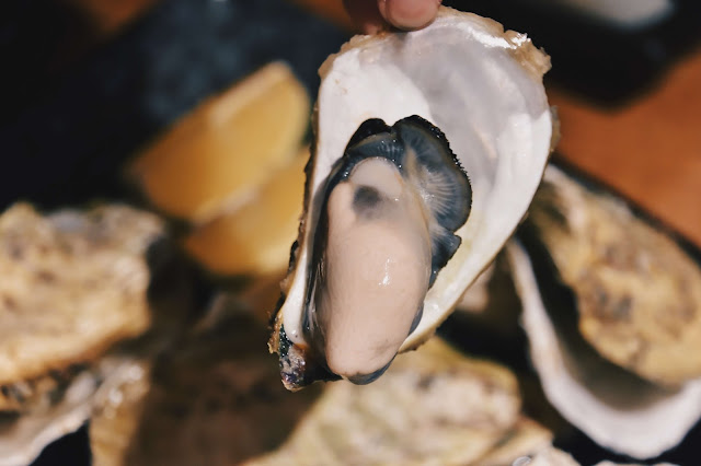 個頭小了點，仍同樣鮮美，擠上點檸檬汁，唏哩呼嚕的滑進喉頭