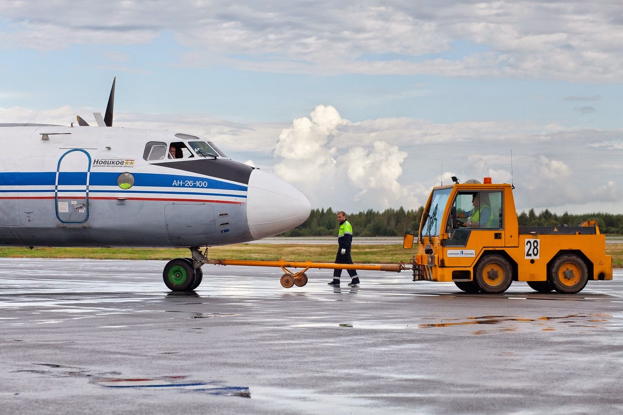 машина на аэродроме. машина деайсер. спецтранспорт аэродрома. аэродромная служба аэропорта шереметьево. спец транспорты в аэропорту.