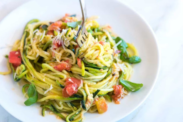 Garlic Parmesan Zucchini Noodles #healthyrecipe #vegetarian