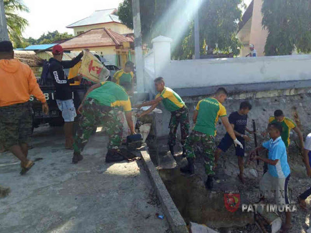 Prajurit Kodam Pattimura Bersihkan Pantai di Kota Ambon Prajurit Kodam Pattimura Bersihkan Pantai di Kota Ambon