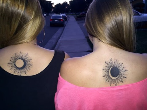 Uma lua crescente é rodeado por meio do desenho de um sol tribal neste tatuagem definido que utiliza invertida e cores para diferenciar as peças.
