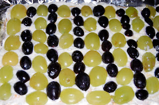 Tarta salada de uvas y cuatro quesos