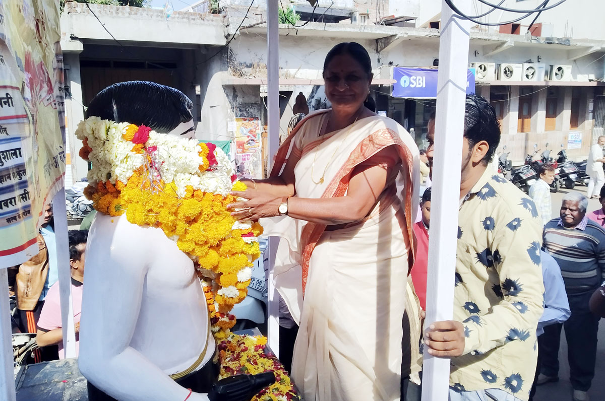 आजाद की पूण्यतिथि पर माल्यार्पण कर किया स्मरण Jhabua News- Azad Jayanti- आजाद की पूण्यतिथि पर माल्यार्पण कर किया स्मरण