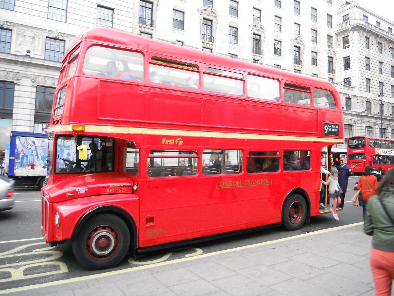 Красный автобус нижний. Красный автобус. 2х этажный автобус. Английский двухэтажный автобус Москва. Двухэтажный автобус сбоку.