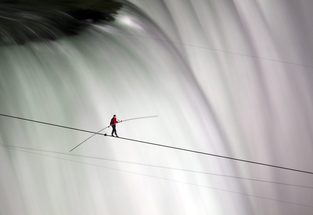 Pix Grove Nik Wallenda Tight Rope Walk Across Niagara Falls