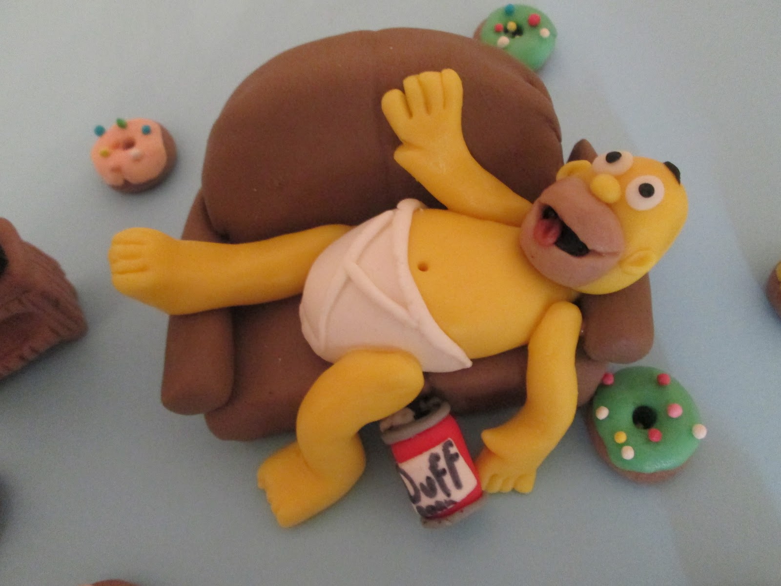 Eliana Dolci Decorazioni: Homer Simpson sul divano in pasta di zucchero