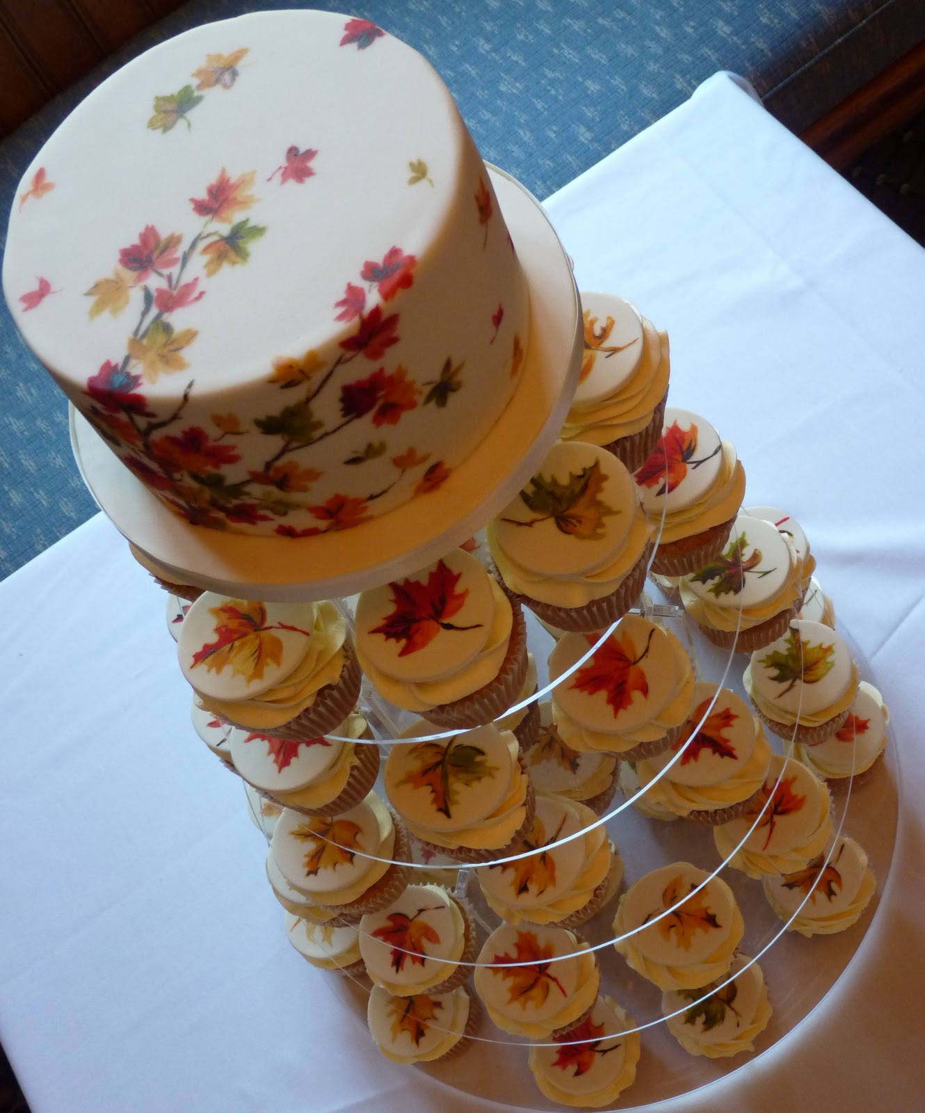 Amelie's House Maple leaf wedding cake