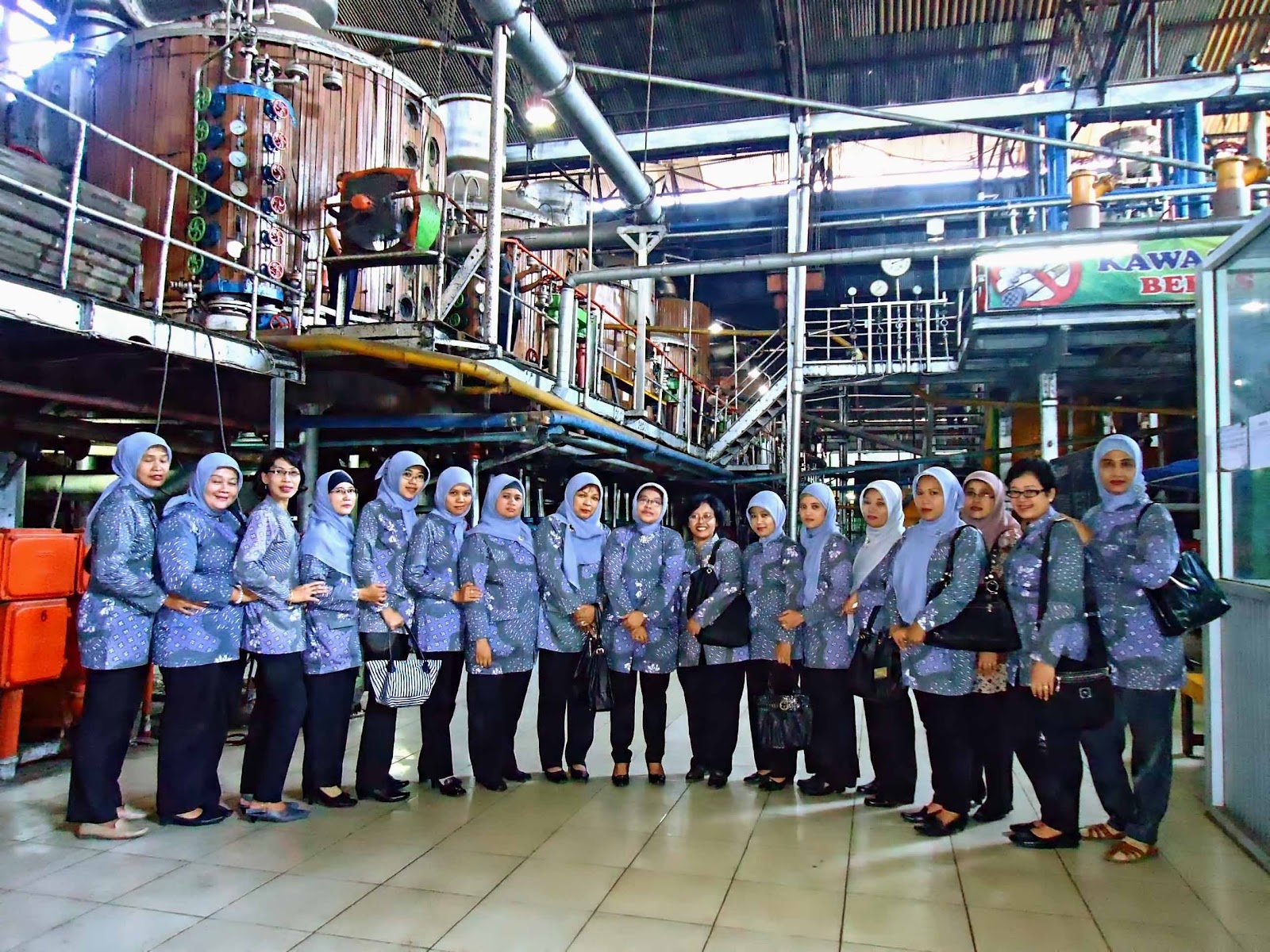 Kunjungan Paguyuban Ibuibu ke dalam Pabrik PABRIK GULA